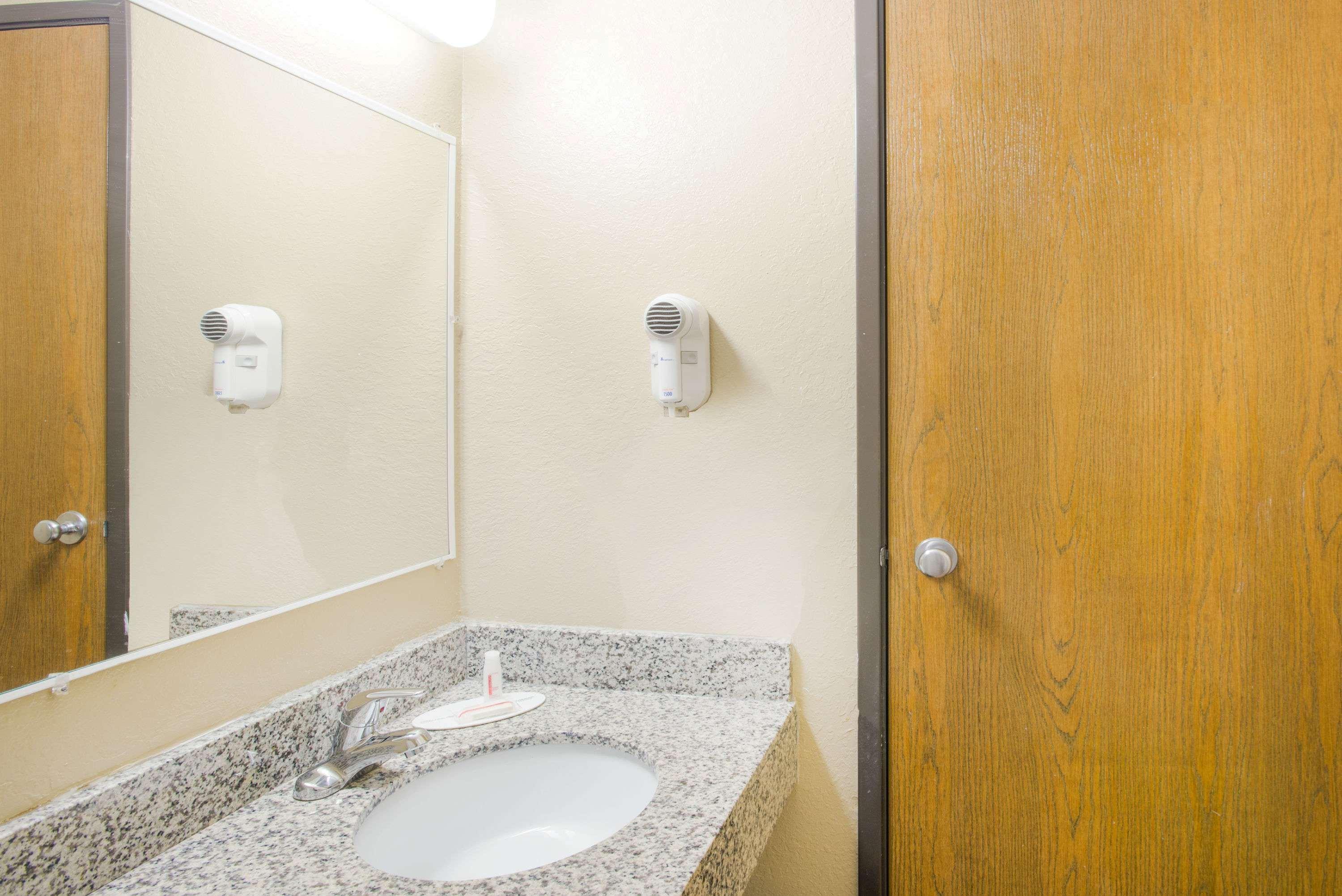 Motel Super 8 By Wyndham Massena Ny Esterno foto