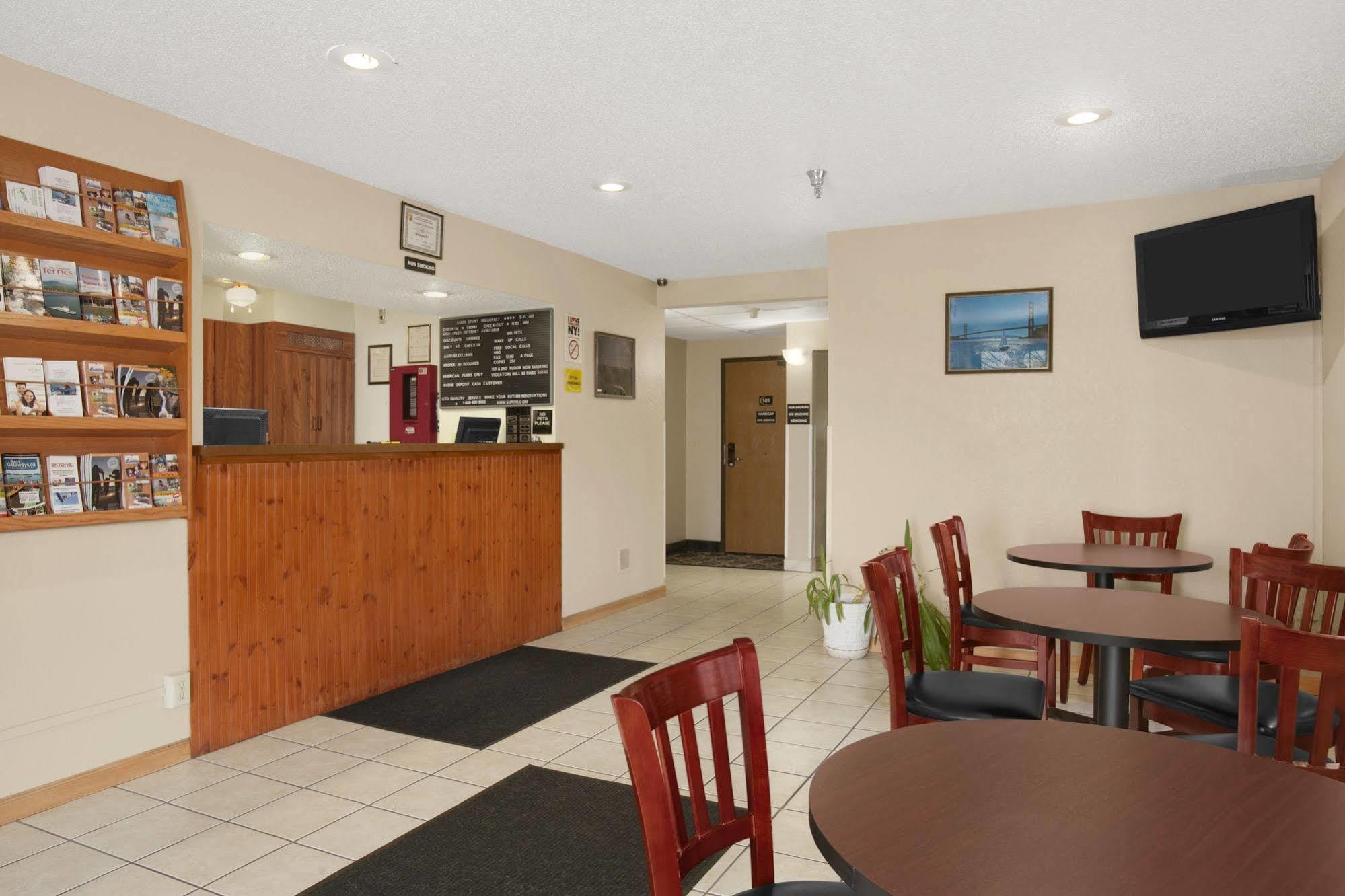 Motel Super 8 By Wyndham Massena Ny Esterno foto